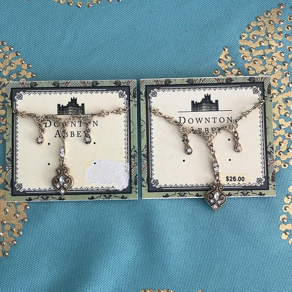 DOWNTOWN ABBEY Crystal Drops Gold Necklace NWT - Picture 5 of 6